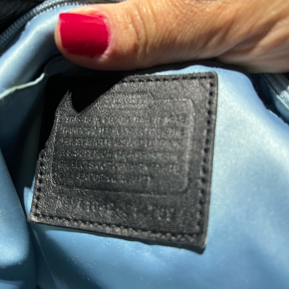 Coach Black Monochrome Shoulder Bag with Signature Design - Picture 6 of 7